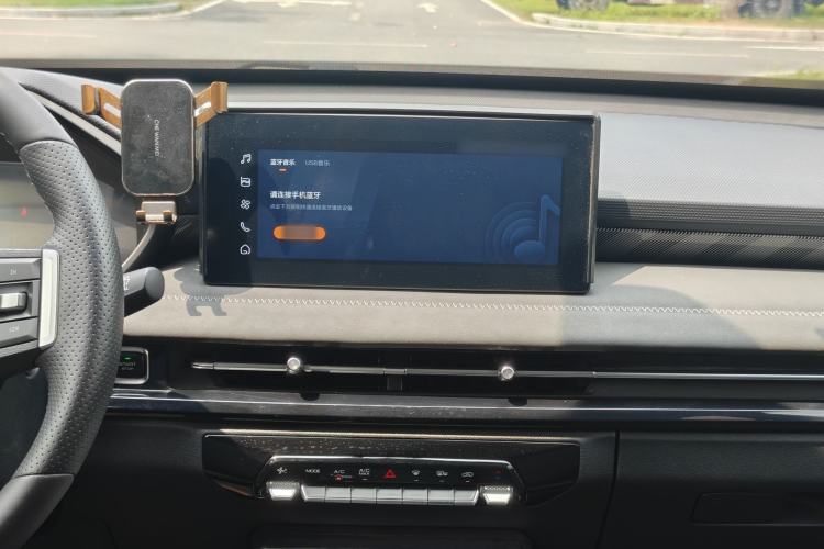Used Wuling Alvez 2022 1.5L CVT Comfort Edition Audio And AC Panel