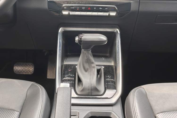 Used Wuling Alvez 2022 1.5L CVT Comfort Edition Gear Lever