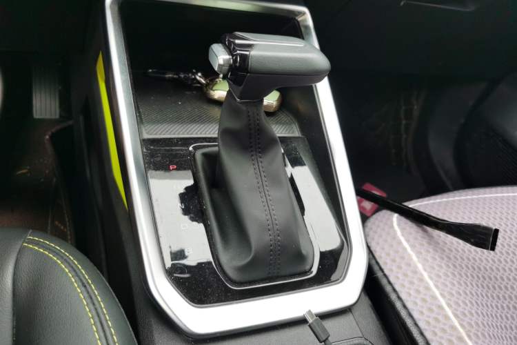 Used Wuling Alvez 2022 1.5T CVT Trendy & Cool Edition Gear Lever