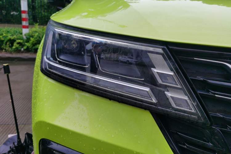 Used Wuling Alvez 2022 1.5T CVT Trendy & Cool Edition Right Front Headlight