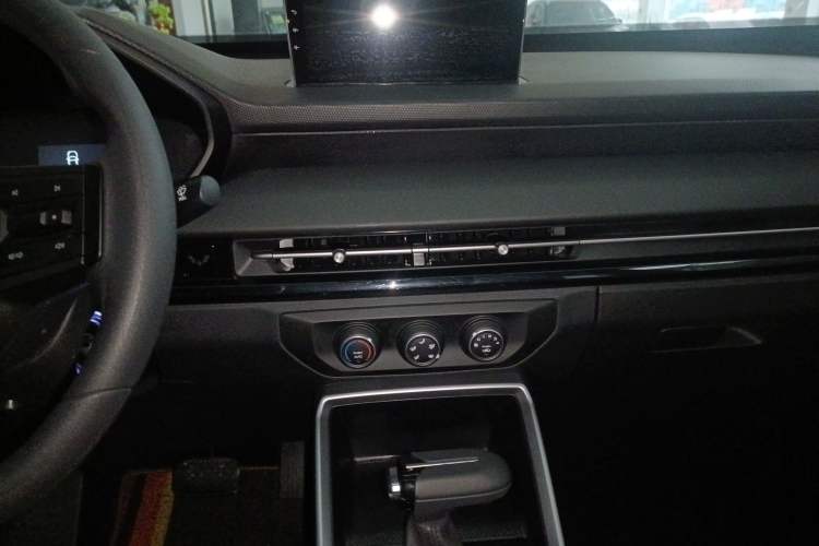 Used Wuling Alvez 2023 1.5L CVT Comfort Edition Audio And AC Panel
