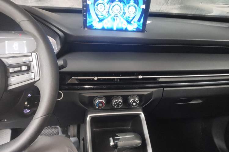 Used Wuling Alvez 2023 1.5L CVT Comfort Edition Audio And AC Panel