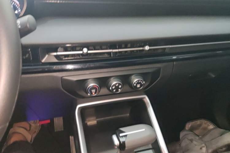 Used Wuling Alvez 2023 1.5L CVT Comfort Edition Audio And AC Panel