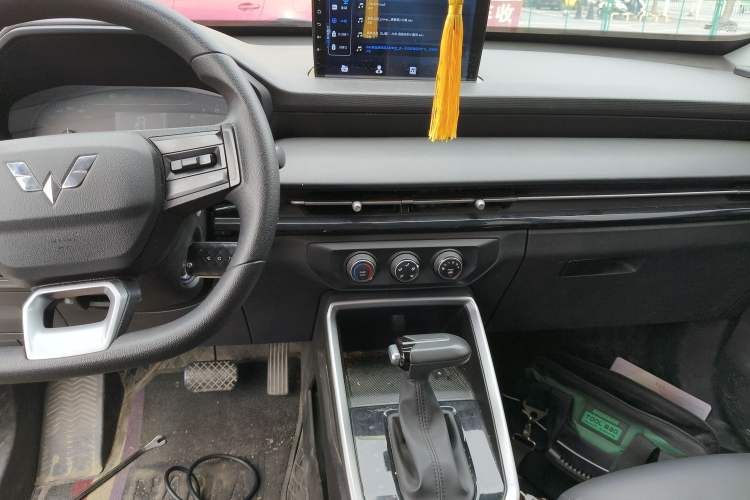 Used Wuling Alvez 2023 1.5L CVT Comfort Edition Audio And AC Panel