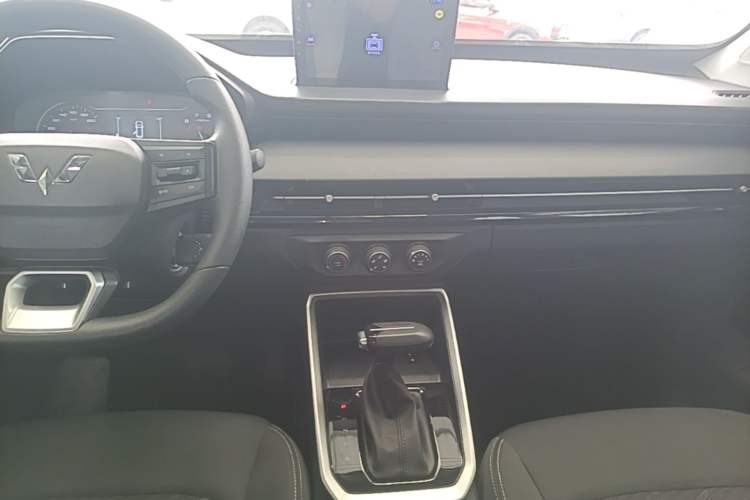 Used Wuling Alvez 2023 1.5L CVT Comfort Edition Audio And AC Panel