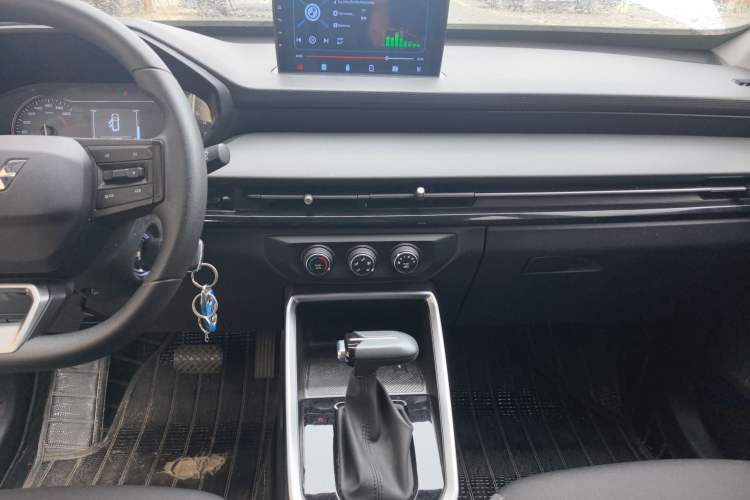 Used Wuling Alvez 2023 1.5L CVT Comfort Edition Audio And AC Panel