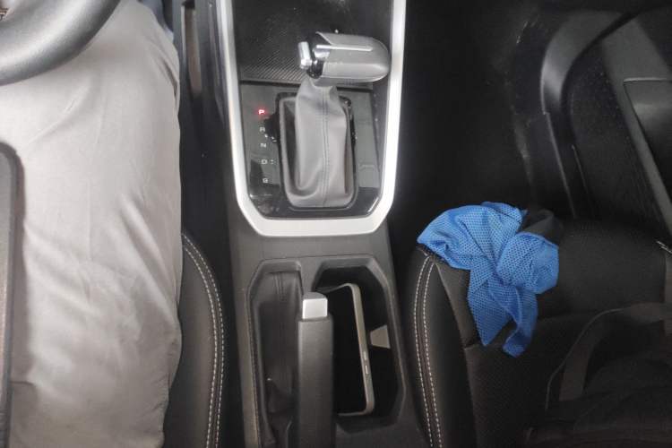 Used Wuling Alvez 2023 1.5L CVT Comfort Edition Gear Lever