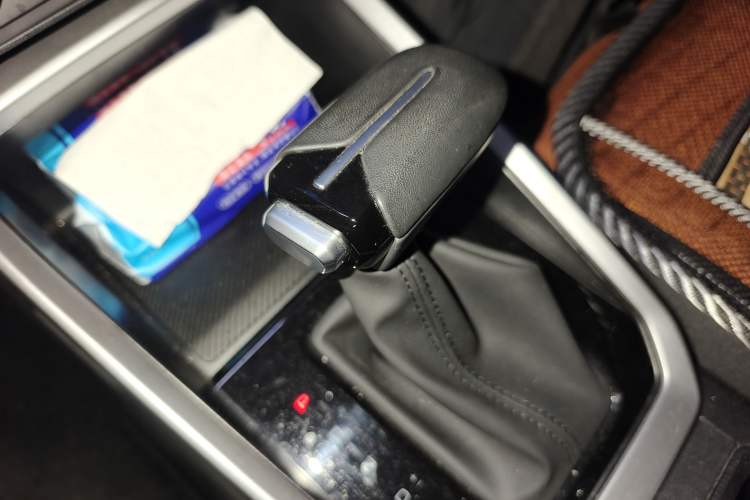 Used Wuling Alvez 2023 1.5L CVT Comfort Edition Gear Lever