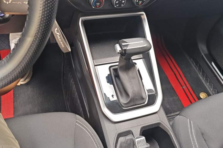 Used Wuling Alvez 2023 1.5L CVT Comfort Edition Gear Lever