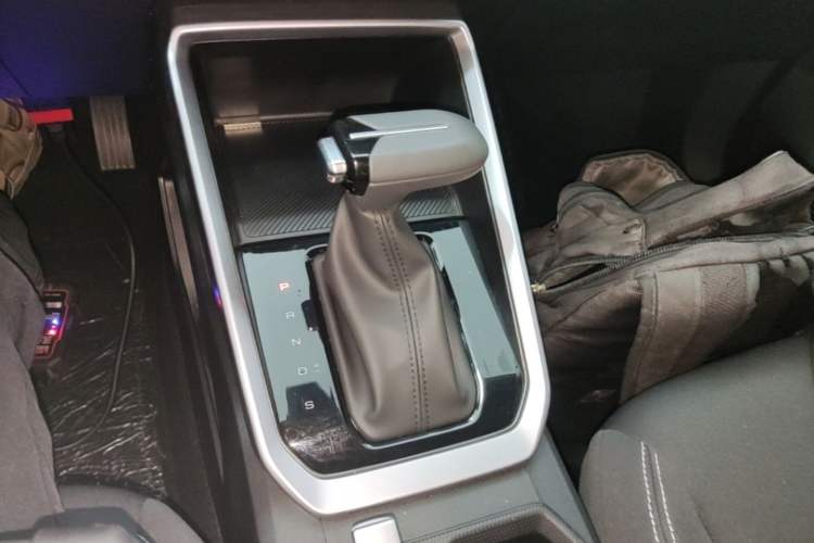 Used Wuling Alvez 2023 1.5L CVT Comfort Edition Gear Lever