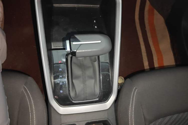 Used Wuling Alvez 2023 1.5L CVT Comfort Edition Gear Lever