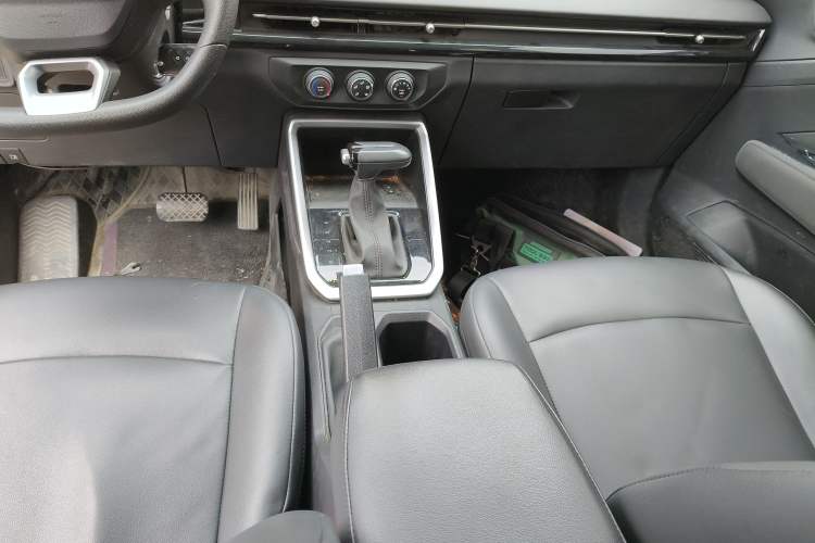 Used Wuling Alvez 2023 1.5L CVT Comfort Edition Gear Lever