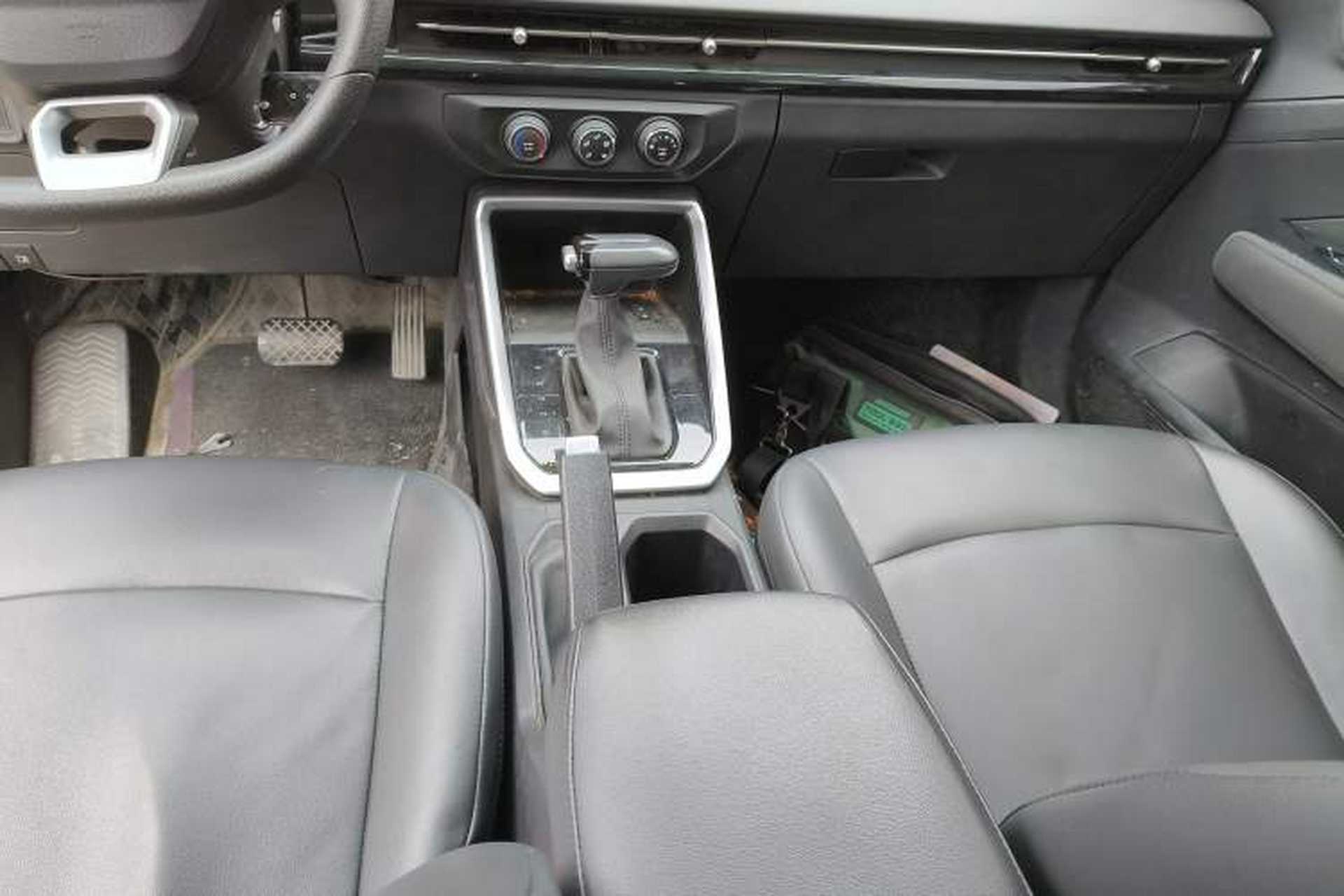 Used Wuling Alvez 2023 1.5L CVT Comfort Edition Gear Lever