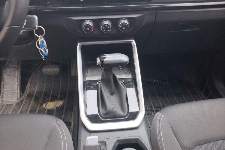Used Wuling Alvez 2023 1.5L CVT Comfort Edition Gear Lever