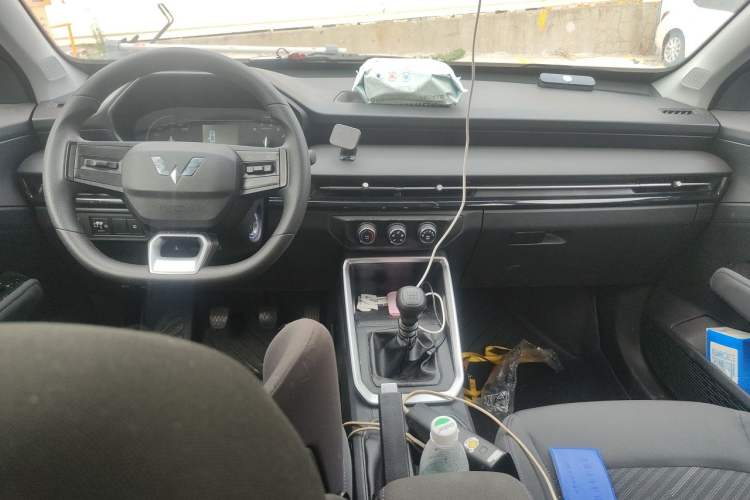 Used Wuling Alvez 2026 1.5L Manual Freedom Model Center Console