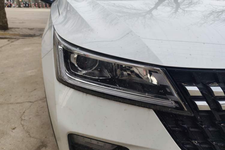 Used Wuling Alvez 2026 1.5L Manual Freedom Model Right Front Headlight