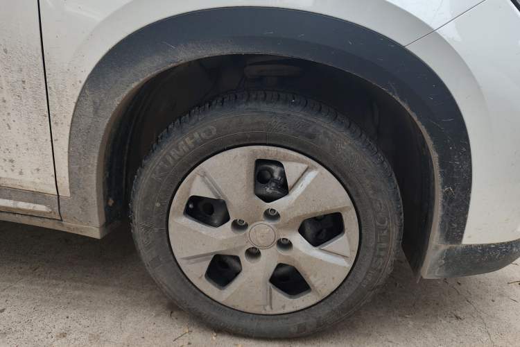 Used Wuling Alvez 2026 1.5L Manual Freedom Model Right Front Wheel Hub