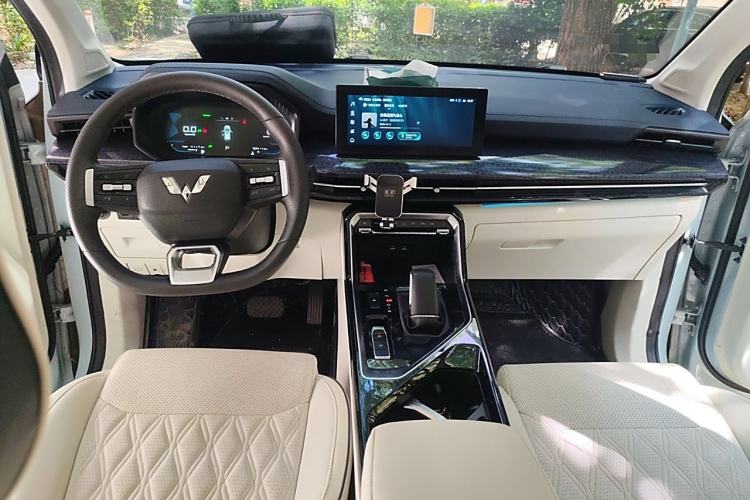 Used Wuling Asta 2022 2.0L DHT Electric-Speed Version Interior 2