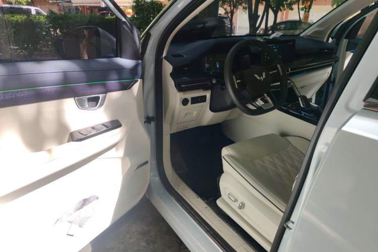 Used Wuling Asta 2022 2.0L DHT Electric-Speed Version Interior 3