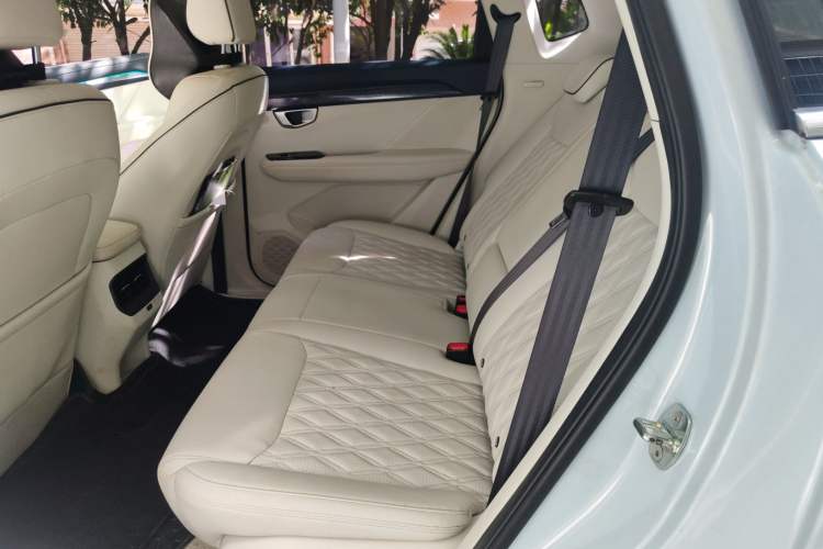 Used Wuling Asta 2022 2.0L DHT Electric-Speed Version Interior 4