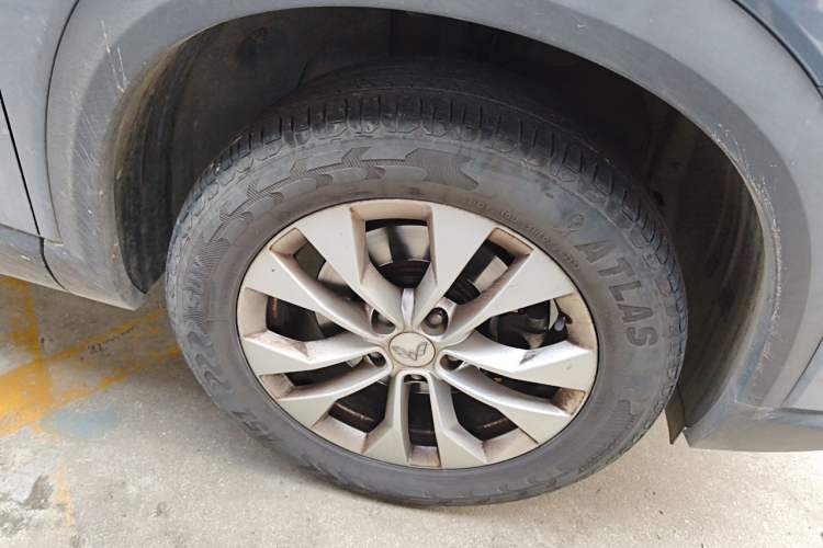 Used Wuling Asta 2021 1.5T Manual Xingyue Edition Right Front Wheel Hub