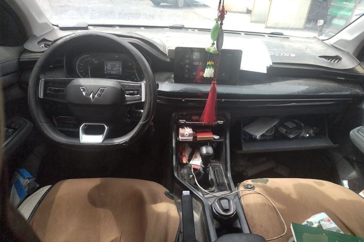 Used Wuling Asta 2021 1.5T Manual Xingyue Edition Center Console