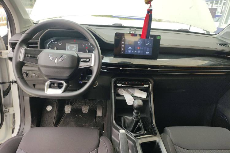 Used Wuling Asta 2021 1.5T Manual Xingyue Edition Center Console