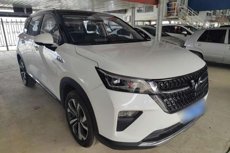 Used Wuling Asta 2021 1.5T CVT Starlight Edition Front Right 45 Deg