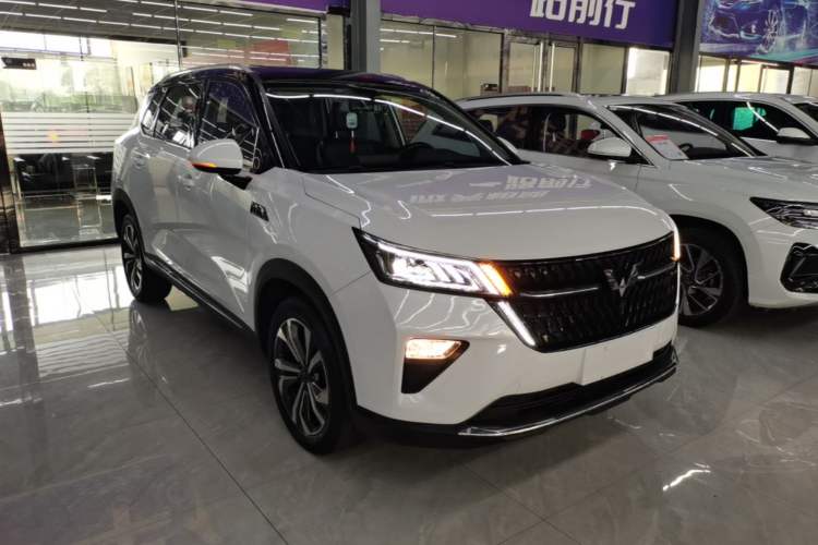 Used Wuling Asta 2021 1.5T CVT Starlight Edition Front Right 45 Deg