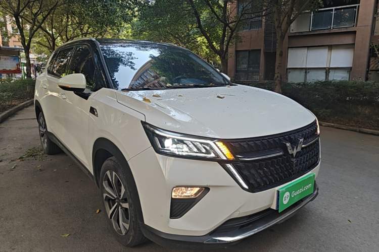 Used Wuling Asta 2021 1.5T CVT Starlight Edition Front Right 45 Deg