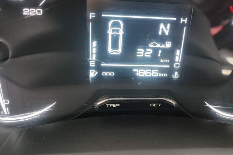 Used Wuling Asta 2021 1.5T Manual Xingyue Edition Odometer Close Up