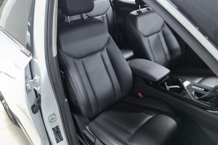 Used Wuling Asta 2021 1.5T CVT Starlight Edition Right Front Seat