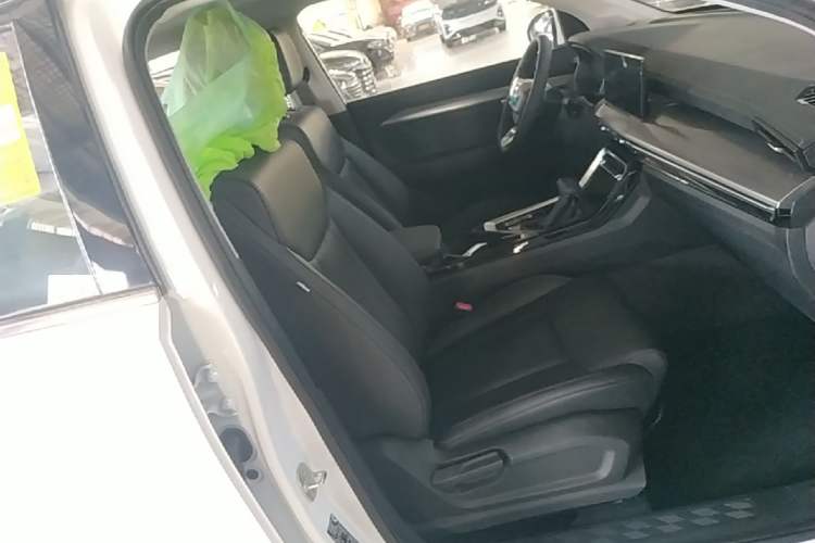 Used Wuling Asta 2021 1.5T CVT Starlight Edition Right Front Seat