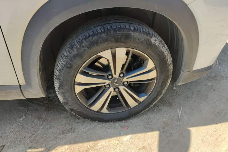 Used Wuling Asta 2021 1.5T Manual Starlight Edition Right Front Wheel Hub