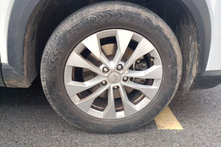 Used Wuling Asta 2021 1.5T Manual Xingyue Edition Right Front Wheel Hub
