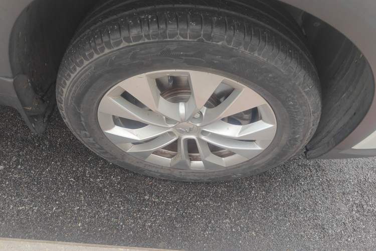 Used Wuling Asta 2021 1.5T Manual Xingyue Edition Right Front Wheel Hub