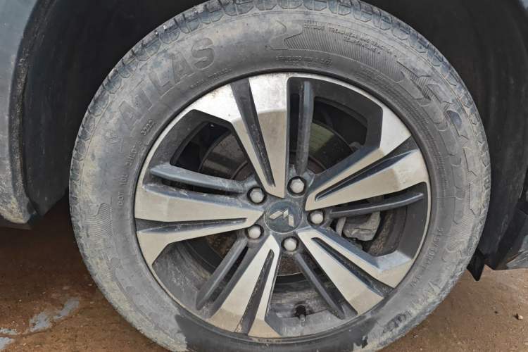 Used Wuling Asta 2021 1.5T Manual Starlight Edition Right Front Wheel Hub