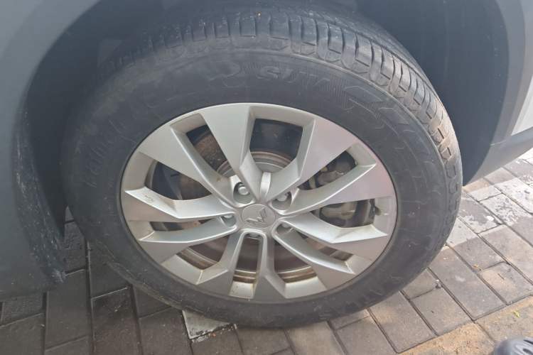 Used Wuling Asta 2021 1.5T Manual Xingyue Edition Right Front Wheel Hub