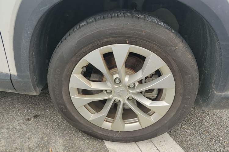 Used Wuling Asta 2021 1.5T Manual Xingyue Edition Right Front Wheel Hub