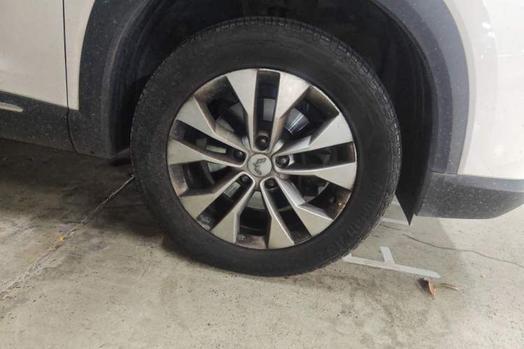 Used Wuling Asta 2021 1.5T Manual Xingyue Edition Right Front Wheel Hub
