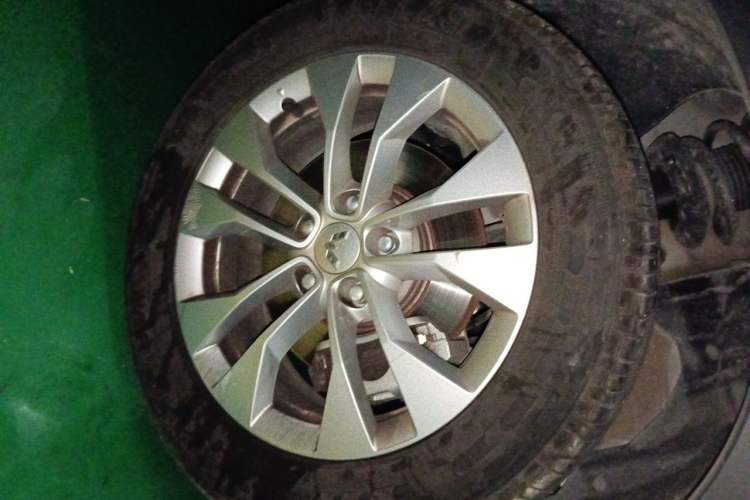 Used Wuling Asta 2021 1.5T Manual Xingyue Edition Right Front Wheel Hub