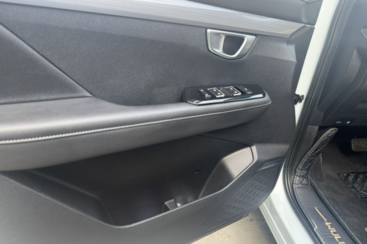 Used Wuling Asta 2022 2.0L DHT Electric-Speed Version Audio And AC Panel