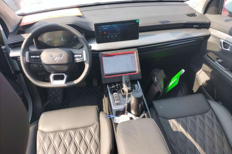 Used Wuling Asta 2022 2.0L DHT Electric-Speed Version Center Console