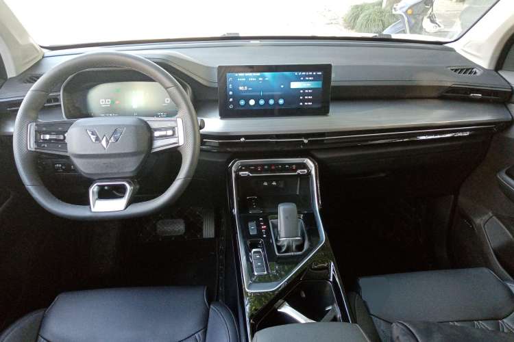 Used Wuling Asta 2022 2.0L DHT Electric-Speed Version Center Console