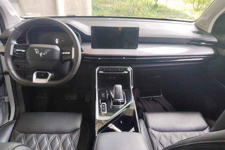 Used Wuling Asta 2022 2.0L DHT Electric-Speed Version Center Console