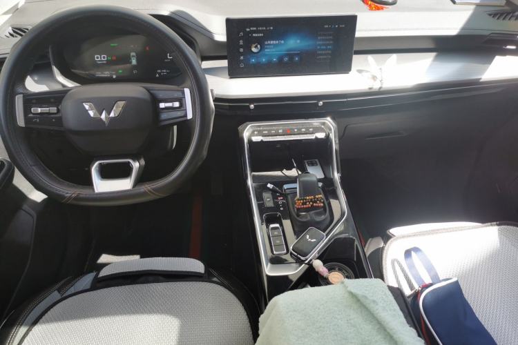 Used Wuling Asta 2022 2.0L DHT Electric-Speed Version Center Console