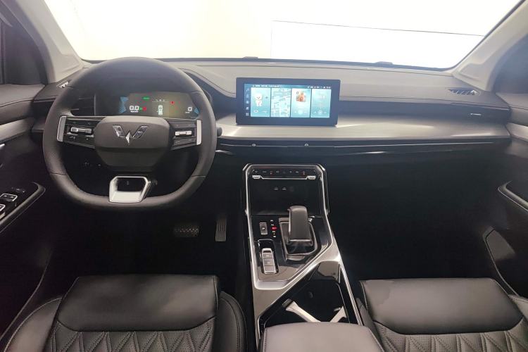 Used Wuling Asta 2022 2.0L DHT Electric-Speed Version Center Console