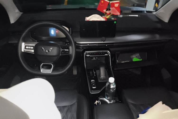 Used Wuling Asta 2022 2.0L DHT Electric-Speed Version Center Console