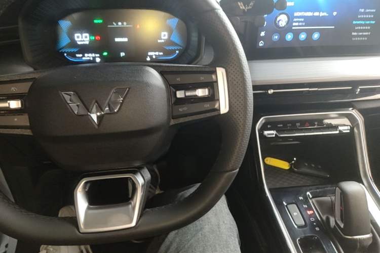 Used Wuling Asta 2022 2.0L DHT Electric-Speed Version Center Console