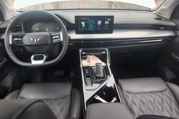 Used Wuling Asta 2022 2.0L DHT Electric-Speed Version Center Console